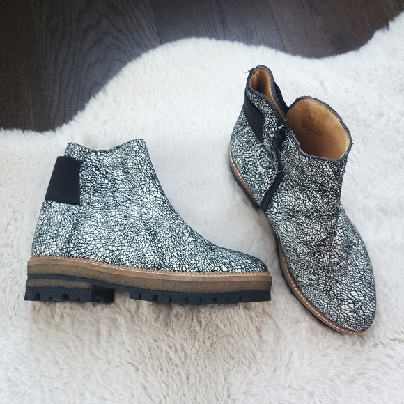 NWOT Xperimental Crackle Bunko Leather Chelsea Platform Lugged Boot Portugal - Picture 4 of 11